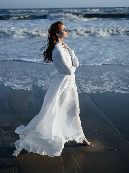 Όμορφη γυναίκα σε λευκό φόρεμα παραλία θάλασσα lifestyle πολυτέλεια — Φωτογραφία Αρχείου