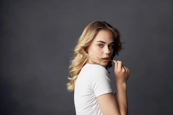 Vrouw in wit t-shirt mode emoties studio donker achtergrond — Stockfoto