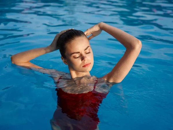 Женщина в купальнике смотрит на бассейн роскошь закрытые глаза природа — стоковое фото