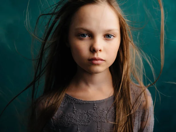 Malá dívka atraktivní vzhled oříznutý pohled zelené pozadí — Stock fotografie