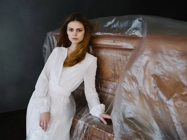 Donna in abito bianco posa vicino pianoforte strumento musicale di lusso interno — Foto Stock