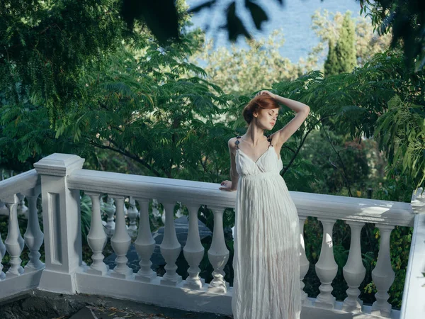 Красивая женщина в белом платье позирует в парке мифологии Греции — стоковое фото