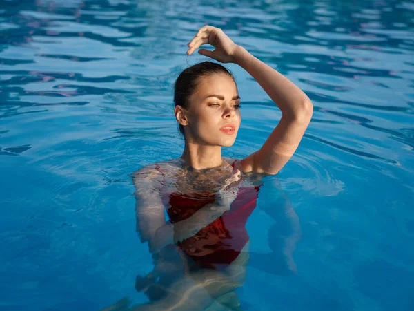 Красивая женщина в купальнике Плавание в бассейне природный шарм — стоковое фото