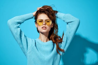 Gözlüklü, soyutlanmış bir kadının portresi.