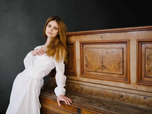 ピアノポーズで白いドレスの女 高品質の写真 — ストック写真