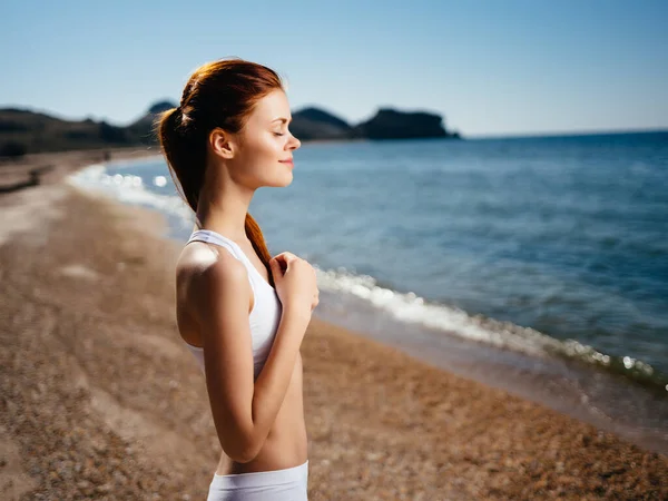 Donna Costume Bagno Bianco Posa Sulla Spiaggia — Foto Stock