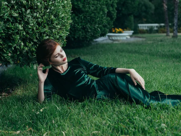 Όμορφη Γυναίκα Πράσινο Φόρεμα Βρίσκεται Στον Κήπο — Φωτογραφία Αρχείου