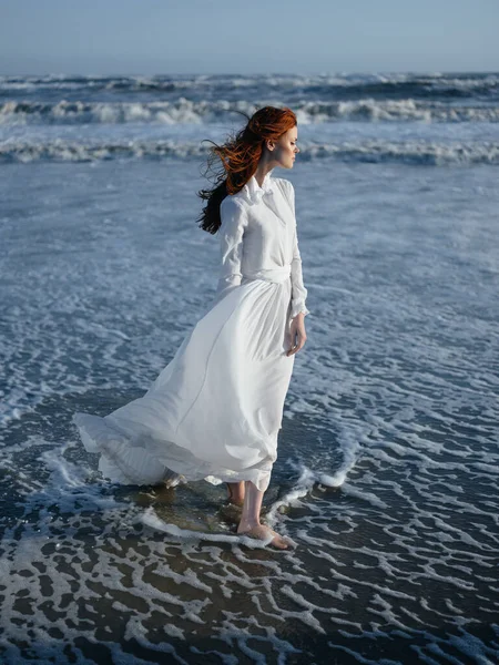 Γυναίκα Λευκό Φόρεμα Περπατώντας Κατά Μήκος Της Ακτής Του Ωκεανού — Φωτογραφία Αρχείου