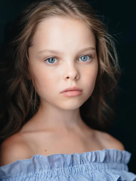 Chica en vestido peinado moda cara primer plano oscuro fondo — Foto de Stock