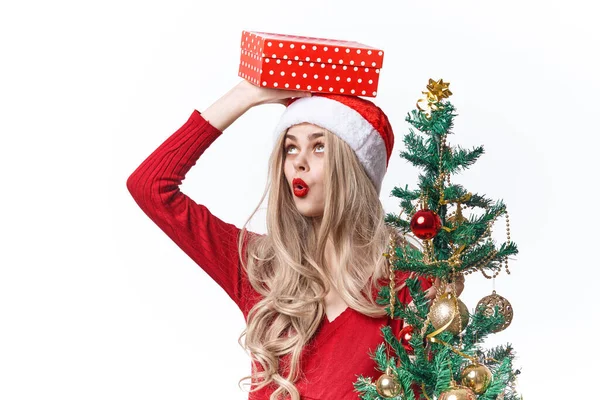 Hezká žena na sobě Santa kostým dekorace dárky zábava dovolená — Stock fotografie