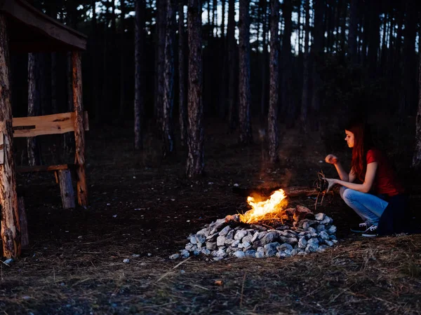 Mujer en el bosque cerca de la fogata descanso naturaleza noche —  Fotos de Stock