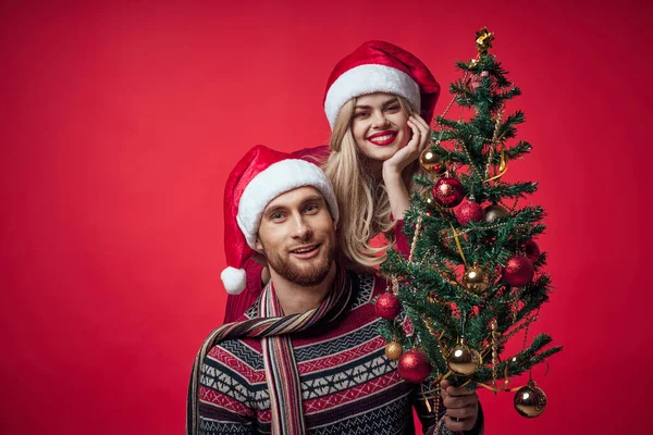 Mann und Frau Neujahrsbaumschmuck Familienurlaub — Stockfoto