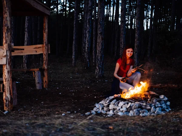 Žena v lese v blízkosti táboráku odpočinek příroda večer — Stock fotografie