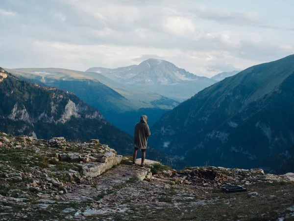 외로운 남자 산 자연의 여행 풍경 — 스톡 사진
