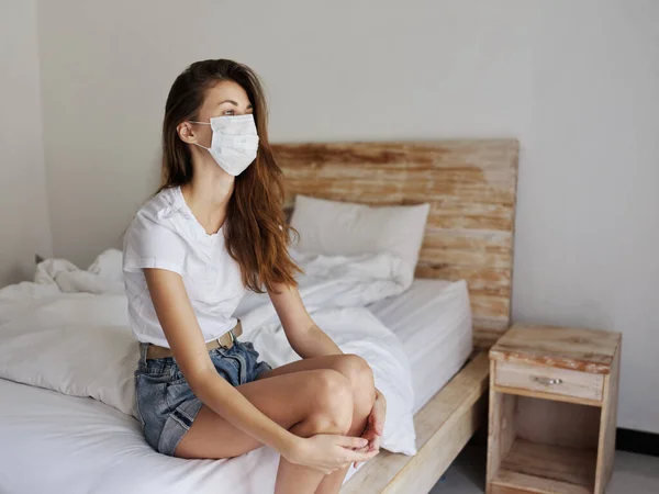 Rödhårig kvinna i medicinsk mask och t-shirt shorts — Stockfoto