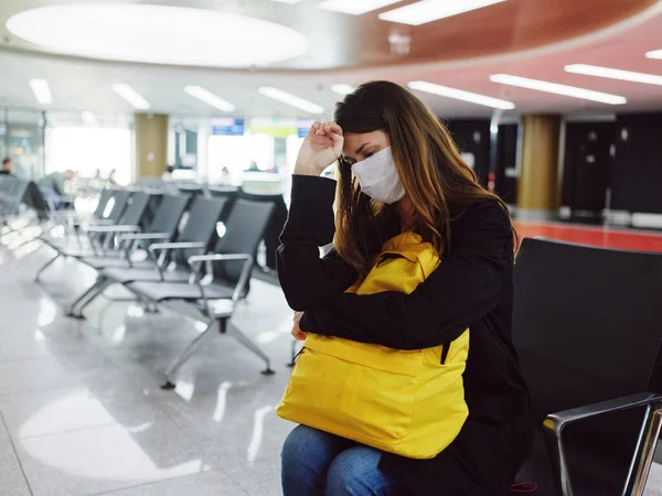 Donna in maschera medica aeroporto in attesa passeggero — Foto Stock