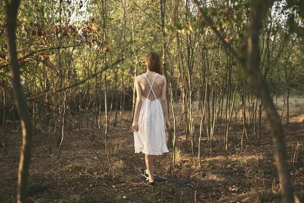 하얀 옷을 입은 여자 여름 산책 신선 한 공기 — 스톡 사진
