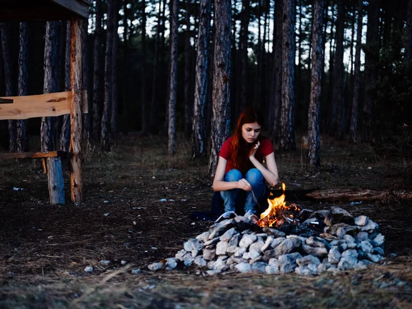 Žena venku v blízkosti campfire lesní cestování — Stock fotografie