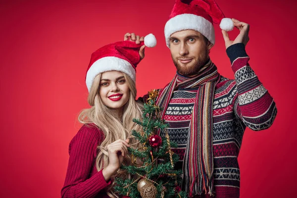 Mann und Frau feiern Weihnachtsglück Romantik roter Hintergrund — Stockfoto