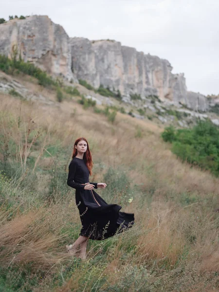 Mulher de vestido preto e montanhas viagem paisagem — Fotografia de Stock