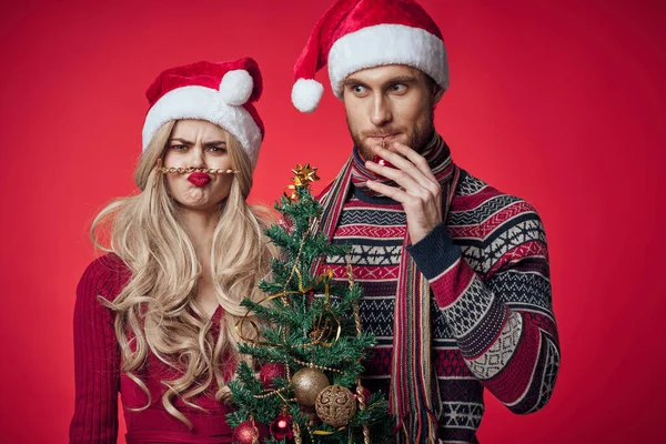 Hombre y mujer año nuevo navidad decoraciones diversión — Foto de Stock