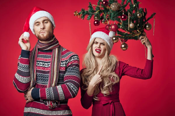 Junges Paar im neuen Jahr Kleider zusammen Urlaub Emotionen frohe Weihnachten — Stockfoto