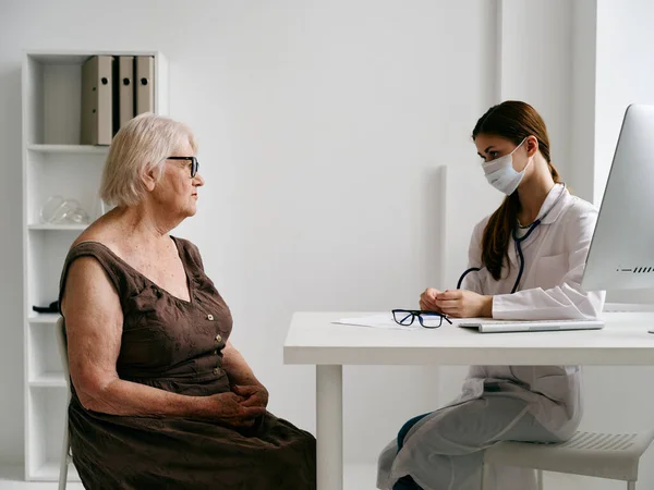 Anziana donna paziente infermiera comunicazione ospedale trattamento — Foto Stock
