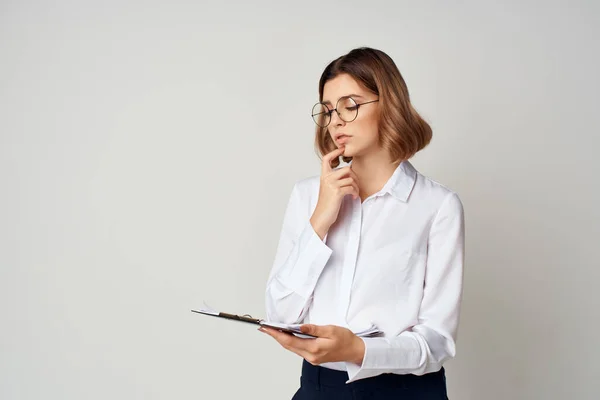Femme en chemise blanche documents de travail professionnel officiel — Photo