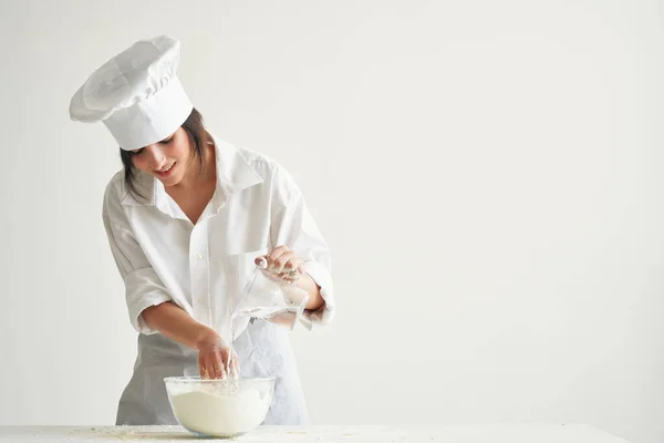 Vrouw bakker werken met deeg in de keuken bakken deeg — Stockfoto