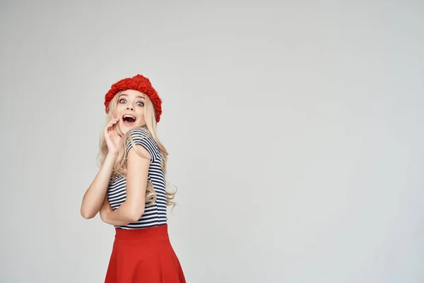 Jolie femme en vêtements à la mode Chapeau rouge vue recadrée glamour — Photo