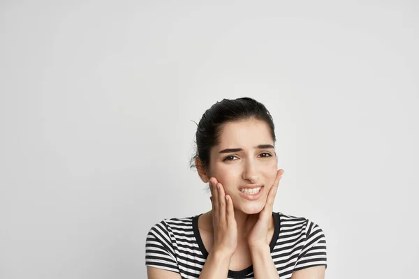 Mulher segurando no rosto dor de dente cuidados de saúde luz fundo — Fotografia de Stock