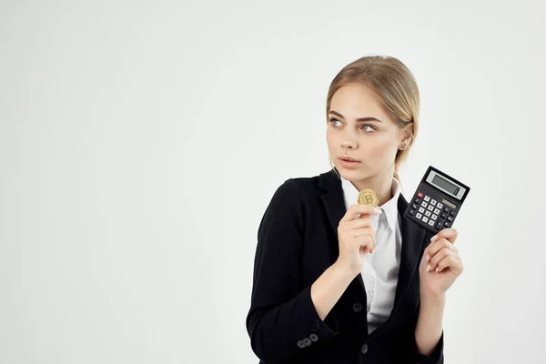 Finansiär guld mynt Bitcoin miniräknare isolerad bakgrund — Stockfoto