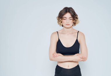 Kadın jimnastikçi esneme hareketleri izole edilmiş arka plan