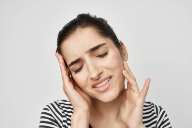 Esmer kadın, diş ağrısı ve sağlık sigortası için arka planda kalıyor.