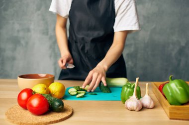 Evde kadın yemeği, vejetaryen yemekleri kesme tahtası.