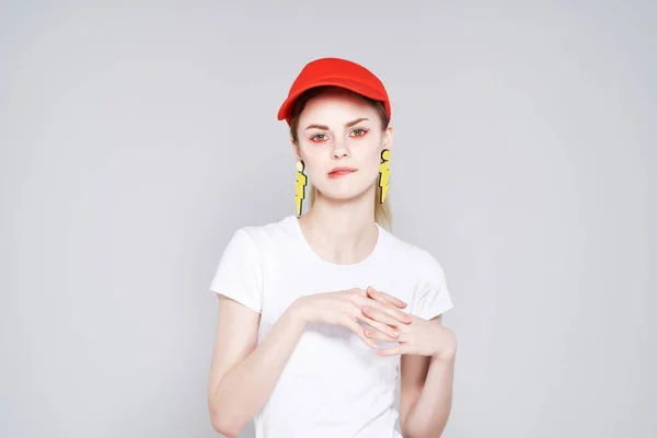 Vonzó nő piros sapka nyári ruhák divat sárga fülbevaló — Stock Fotó