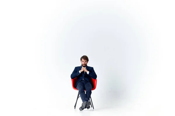 Homem de negócios sentado no escritório gerente de trabalho cadeira vermelha — Fotografia de Stock