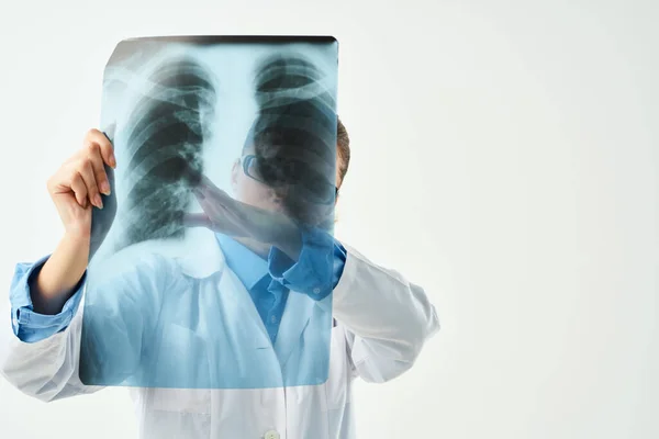 Kobieta lekarz vikhavati rentgen specjalistyczny szpital — Zdjęcie stockowe