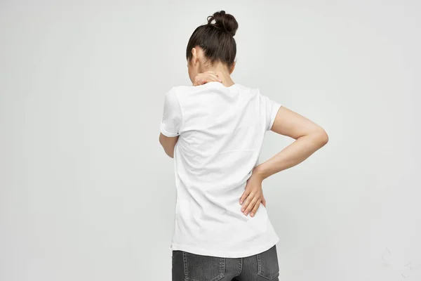 Μελαχρινή σε λευκό t-shirt θεραπεία κοιλιακό άλγος — Φωτογραφία Αρχείου