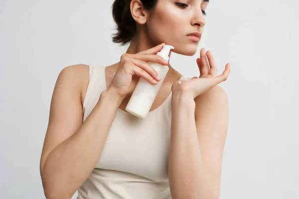 Donna in t-shirt bianca applica crema per la pelle primo piano — Foto Stock