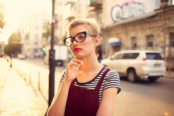 Kurzhaarige Frau mit Brille im Freien beim Gehen posiert — Stockfoto