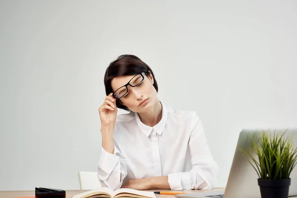 Femme gestionnaire dans les documents de bureau Professionnel Emploi isolé fond — Photo