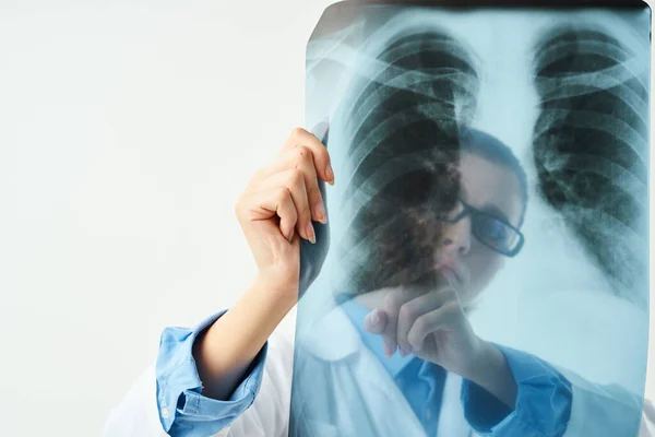 Kobieta lekarz vikhavati rentgen specjalistyczny szpital — Zdjęcie stockowe