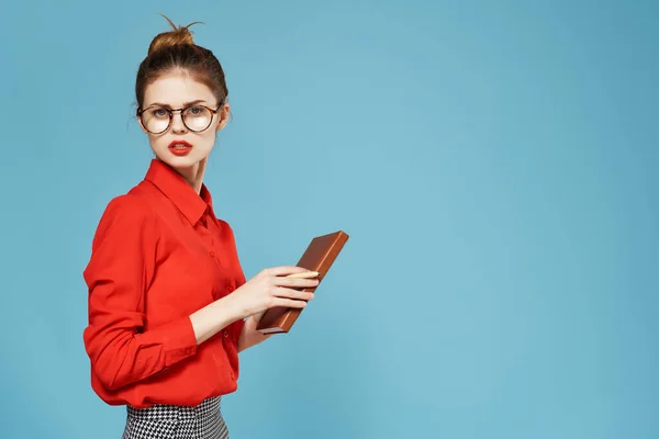 Mulher em uma camisa vermelha com um notebook em suas mãos negócio olhar trabalho profissional — Fotografia de Stock