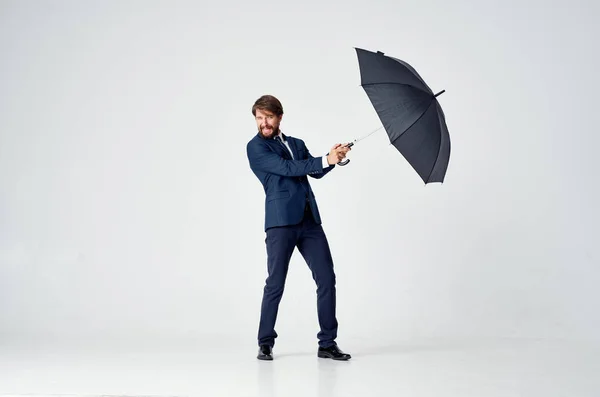 雨傘を頭の上に差したスーツの男 — ストック写真