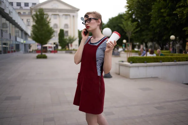 Mujer al aire libre caminar vidrio de vacaciones con estilo de vida bebida — Foto de Stock