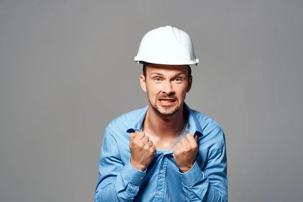 Homem emocional na indústria de trabalho engenheiro capacete construção — Fotografia de Stock