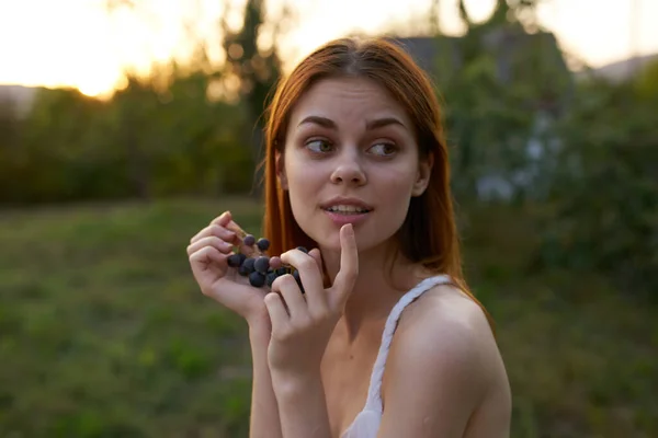 Kvinna äta druvor natur ja ekologisk vila — Stockfoto
