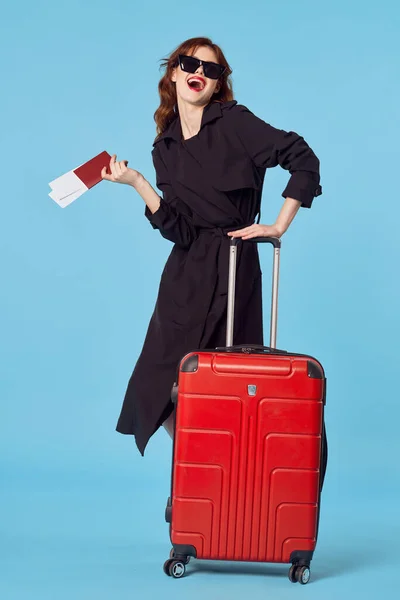 Femme en manteau noir passeport bagages billets d'avion voyage d'affaires — Photo