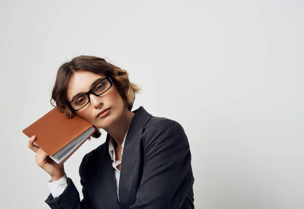Kobieta w garniturze dokumenty w ręcznym biurze wykonawczym — Zdjęcie stockowe